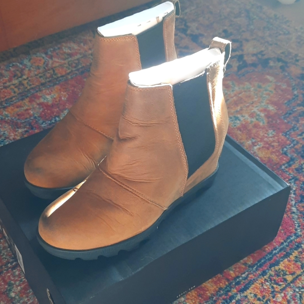 EuC Sorel Joan of Arctic Wedge Chelsea Boot Size 9